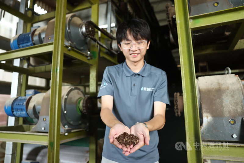 循創生物科技經理洪自亨(圖)走進廠區,熟練地捧起一把密密麻麻的黑水虻幼蟲,任由牠們在掌心翻動。一旁的設備是循創自行研發、申請專利中的六層式S型自動系統。中央社記者王騰毅攝 115年6月12日