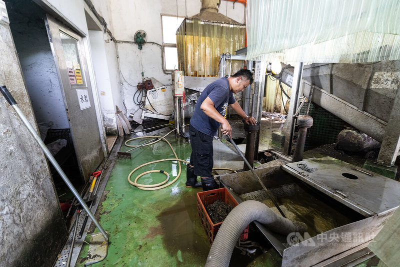 豐川綠能科技龜山水資源回收中心原以處理水肥及民生、工業廢水為主,近年投入廚餘能源化處理。圖為水資源回收中心進行水肥處理作業。中央社記者謝佳璋攝 115年6月12日