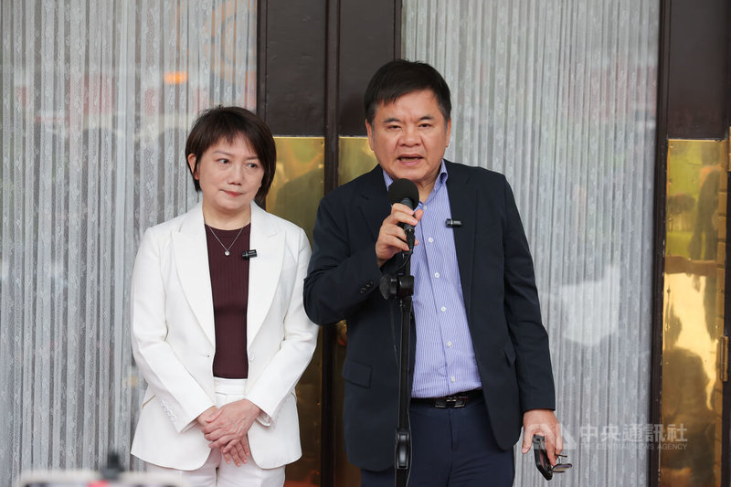 民進黨立法院黨團幹事長莊瑞雄（右）、書記長范雲（左）12日在議場前受訪，就近日監委提名及廢監院議題進行回應。中央社記者翁睿坤攝　115年6月12日