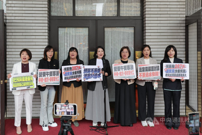 民進黨立委吳思瑤（中）、伍麗華（左3）、吳沛憶（右1）、范雲（左1）、郭昱晴（左2）、陳秀寶（右2）、陳培瑜（右3）12日上午在議場前舉行記者會，批評國民黨「預算不審查 法案只過水」，呼籲盡速審完。中央社記者翁睿坤攝　115年6月12日
