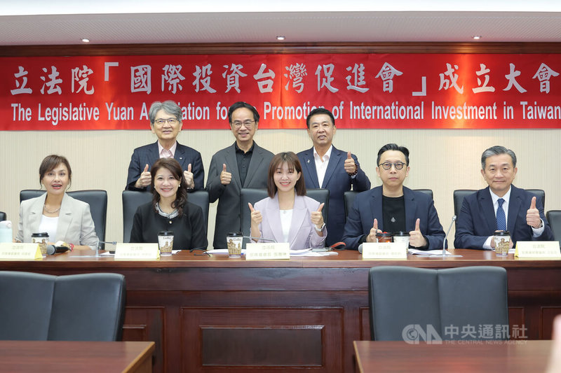 民進黨立委張雅琳（前中）12日上午舉辦立法院「國際投資台灣促進會」成立大會，民進黨立委林楚茵（前左2）、邱議瑩（前左1）、王定宇（前右1）、李昆澤（後中）、許智傑（後右）、王正旭（後左）與國民黨立委葛如鈞（前右2）一同出席比讚合影。中央社記者翁睿坤攝　115年6月12日