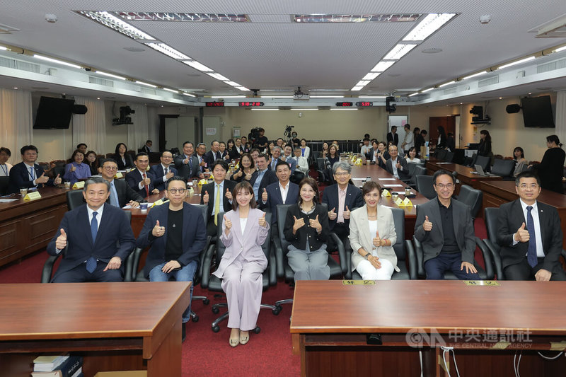 立法院「國際投資台灣促進會」成立大會12日舉行,民進黨立委張雅琳(前左3)、林楚茵(前左4)、邱議瑩(前右3)、王定宇(前左1)、李昆澤(前右2)、國民黨立委葛如鈞(前左2)等,和與會專業人士一同比讚合影。中央社記者翁睿坤攝 115年6月12日
