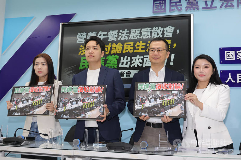 國民黨立委羅廷瑋(左2)、羅智強(右2)、徐巧芯(左1)、張嘉郡(右1)12日舉辦「營養午餐法惡意散會,沒收討論民生法案,民進黨出來面對!」 記者會,會前4人一同拿著手舉牌合影。中央社記者翁睿坤攝 115年6月12日