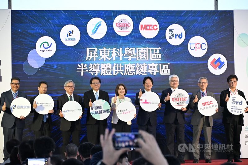 總統賴清德（右4）與台積電董事長暨總裁魏哲家（右3），12日一起出席屏東科學園區半導體供應鏈專區聯合動土典禮，賴總統提及，魏哲家原有公務要去美國，但留下來參加動土，表達台積電對屏東縣支持的決心、根留台灣的決心。中央社記者李卉婷攝　115年6月12日