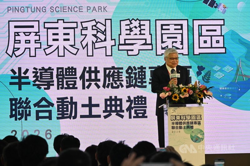 台積電董事長魏哲家（圖）12日出席屏科半導體供應鏈專區聯合動土典禮時表示，總統賴清德有跟他提出遠大計畫，要把所有水庫串聯在一起，這樣「以後不用再講土地水電會缺」。中央社記者李卉婷攝　115年6月12日