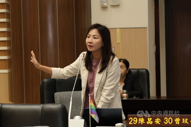 民進黨籍苗栗縣議員陳品安（圖）12日質詢時指出，縣內國中課後教師鐘點費用採「區間制」，易因學校規模不同而有差別待遇，建議縣府應標準一致。中央社記者管瑞平攝　115年6月12日