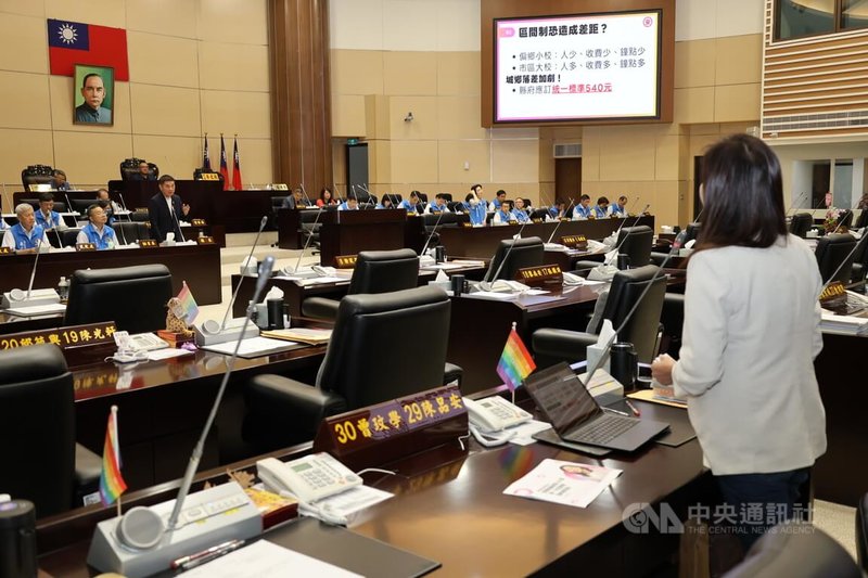 民進黨籍苗栗縣議員陳品安12日質詢時建議縣府對於國中課後照顧教師鐘點費應統一標準,縣長鍾東錦(後左3)允諾研議。中央社記者管瑞平攝 115年6月12日