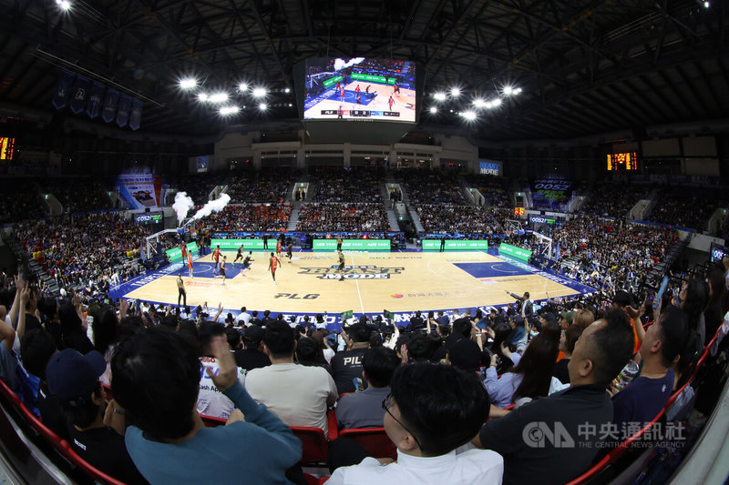台灣職籃P.LEAGUE+聯盟總冠軍賽12日晚間在台北和平籃球館舉行第4戰，共吸引6892名球迷進場關注。中央社記者張新偉攝　115年6月12日