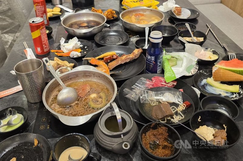 吃到飽餐廳最大的浪費不在後場廚房，而在前場餐桌。數據顯示，吃到飽餐廳廚餘超過6成來自顧客剩食。中央社記者江明晏攝　115年6月12日
