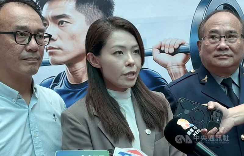 立法院會12日三讀修正選罷法，排除宣告緩刑或得易服社會勞動者的候選人資格限制。新竹市長高虹安（中）下午受訪時呼籲外界勿過度政治解讀，應回歸正常修法討論看待此事。中央社記者魯鋼駿攝　115年6月12日