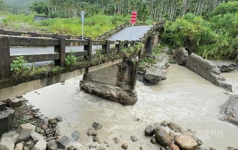 2025年丹娜絲颱風挾強風豪雨襲台，加上後續連日降雨持續沖刷，導致嘉義縣中埔鄉忠全橋橋墩基礎嚴重掏空（圖），重建工程12日正式動工。中央社記者蔡智明攝　115年6月12日