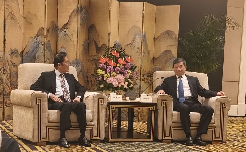 國民黨主席張榮恭（左）率團出席海峽論壇，今天會見福建省委書記周祖翼。（國民黨提供） 中央社記者王承中傳真 115年6月12日