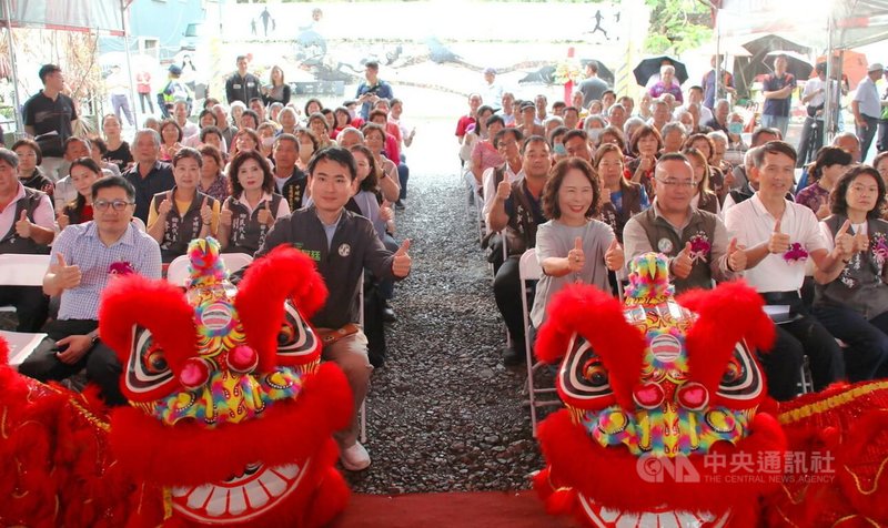 嘉義縣中埔鄉忠全橋橋墩基礎遭嚴重掏空,規畫重建,12日舉行橋梁新建工程動土祈福儀式,民進黨立委陳冠廷(前左2)及在地鄉親出席與會。中央社記者蔡智明攝 115年6月12日