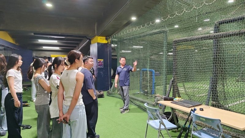 中山醫學大學物理治療學系學生日前參訪洲際棒球場，透過實地參訪球隊訓練場域，深入了解職業運動團隊的照護與支援。（中山醫大提供）中央社記者趙麗妍傳真　115年6月12日