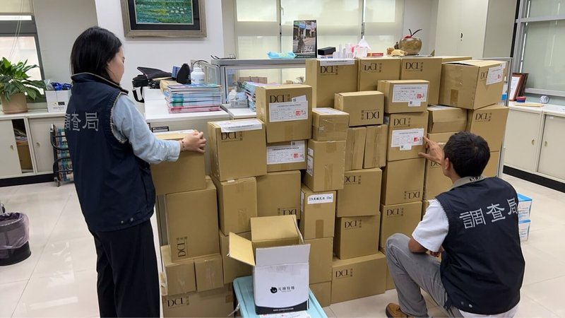 高雄某公司未具代理商資格，但其嚴姓負責人卻將過期化粧品重新貼標，並委託製造仿冒原廠產品賣給醫療院所；雄檢聲押嚴男，法院裁定新台幣80萬元交保。（高雄地檢署提供）中央社記者洪學廣傳真　115年6月12日