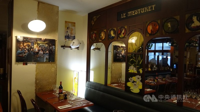 法國業者正推動將小酒館和咖啡館被列為聯合國教育、科學及文化組織(UNESCO)無形文化遺產。巴黎許多小酒館一開就是數十年,甚至上百年,例如Le Mesturet,處處皆有歷史痕跡。中央社記者曾依璇巴黎攝 115年6月12日