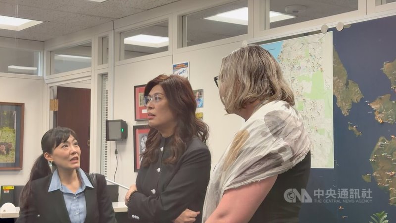 國民黨主席鄭麗文(中)11日拜會3名國會議員,圖為鄭麗文一行人在美國聯邦參議員蘇利文辦公室。中央社記者侯姿瑩華盛頓攝 115年6月12日