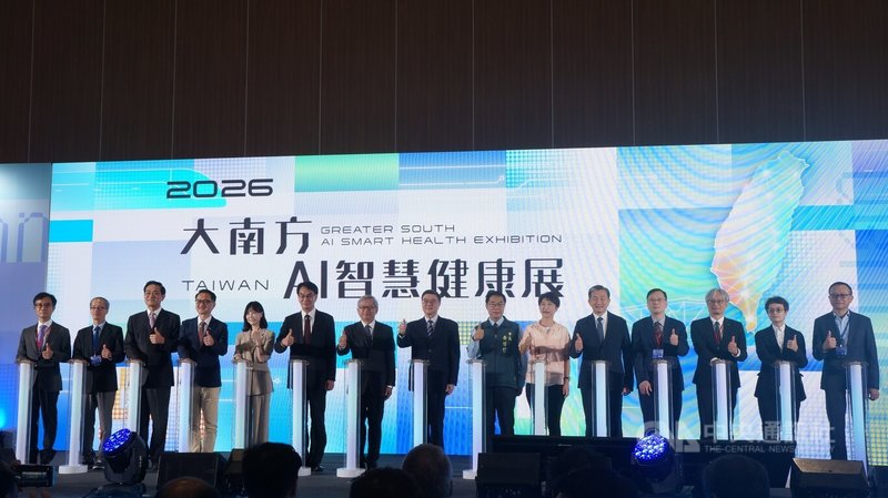 國家科學及技術委員會攜手數位發展部、衛生福利部及台南市政府等，於12、13日在大台南會展中心舉辦大南方AI智慧健康展，行政院長卓榮泰（左8）、行政院政委兼國科會主委吳誠文（左7）、數發部長林宜敬（左6）等人出席開幕式。中央社記者趙敏雅攝　115年6月12日