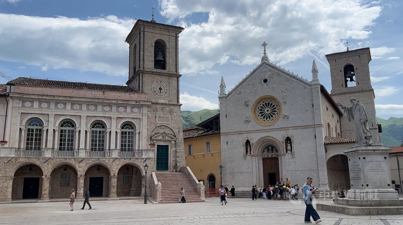 義大利中部古城諾西亞（Norcia）是天主教聖人聖本篤家鄉，也是知名火腿產地。2016年發生嚴重震災，圖中右方的聖本篤大教堂坍塌、傷亡慘重，歷經10年完成重建。中央社記者黃雅詩諾西亞攝　115年6月12日