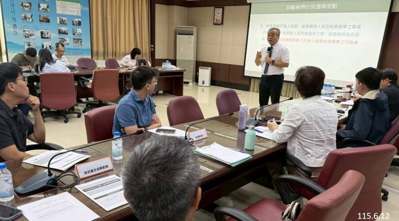 年底地方選舉將登場，澎湖地檢署檢察長吳怡明（立者）12日在「地方公職人員選舉查察及反滲透法教育訓練」中，呼籲各司法單位加強查察賄選5大重點工作，期許這次選舉能投出乾淨選票、守護澎湖未來。（澎湖地檢署提供）中央社　115年6月12日