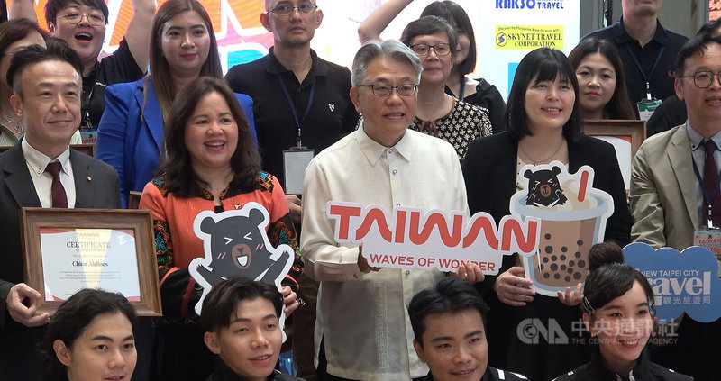 台灣旅展12日在馬卡蒂市一家購物中心開幕，駐菲律賓副代表楊登仕（中白衣者）指出，台菲免簽證互惠措施明顯帶動觀光成長，盼菲方延長即將到期的對台免簽證待遇。中央社記者林行健馬卡蒂市攝　115年6月12日