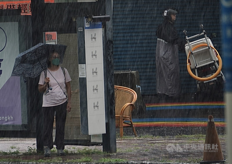 中央氣象署12日發布豪雨特報，受鋒面影響易有短延時強降雨，雲林縣、南投縣、嘉義縣、嘉義市、台南市、高雄市、屏東縣有局部大雨或豪雨，提醒民眾外出留意。圖為高雄市鳳山區民眾雨中候車。中央社記者董俊志攝　115年6月12日