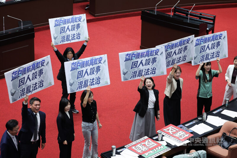 民進黨立委在議場內高舉「藍白護航高虹安 因人設事 混亂法治」看板表達訴求。中央社記者翁睿坤攝 115年6月12日