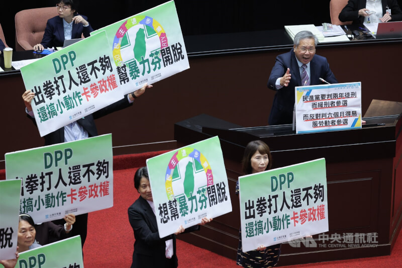 民眾黨立委許忠信(右上)發言,同黨立委在旁舉牌表達立場。中央社記者翁睿坤攝 115年6月12日
