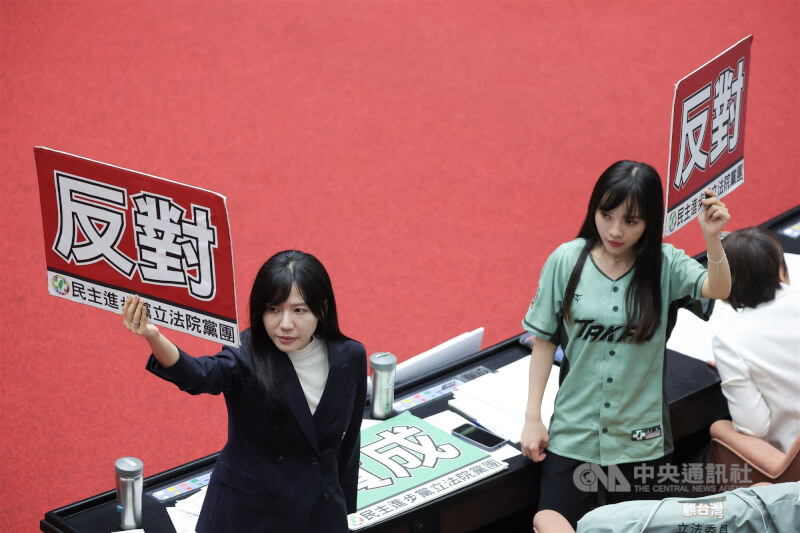 民進黨立委吳沛憶(左)、黃捷(右)拿著「反對」手舉牌表達訴求。中央社記者翁睿坤攝 115年6月12日
