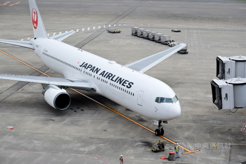 日本航空上月2名空服員因違反內部航空運輸管理規則飲酒，導致航班延誤，日本國土交通省12日祭出嚴重警告處分。圖為日航客機示意圖，非當事航機。（中央社檔案照片）