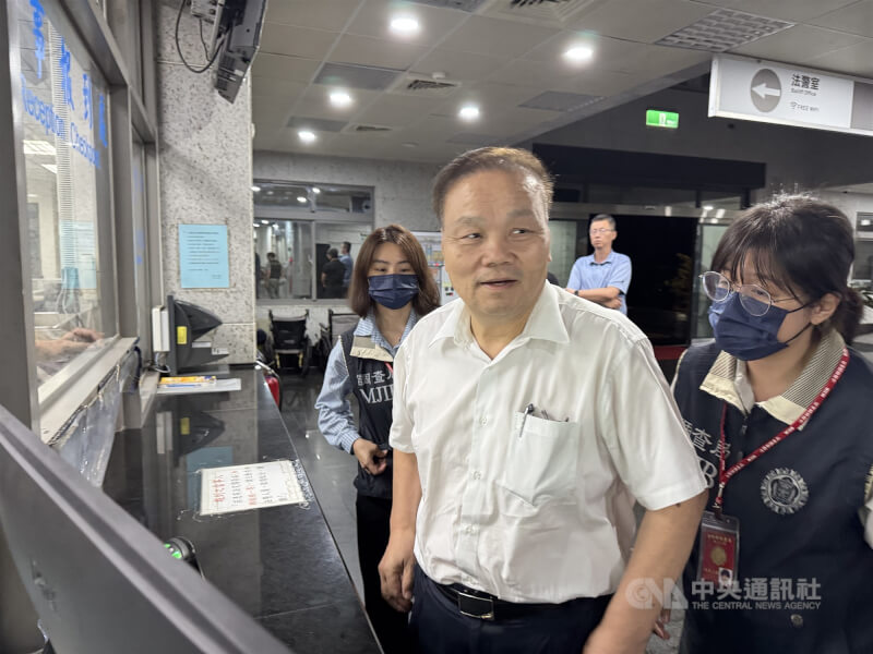 花蓮地檢署偵辦花蓮縣府營養午餐招標弊案，花蓮副縣長顏新章（白衣者）涉嫌圖利廠商，11日遭檢調搜索帶回問訊，深夜移送地檢署複訊。中央社記者張祈攝　115年6月11日