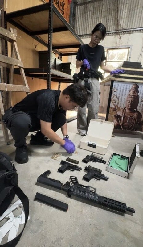 台南市警察局永康分局12日宣布日前成功破獲軍火庫，在新化區與安南區共搜出6把長短槍及子彈，並拘提2名犯嫌送辦。（台南市警察局提供）中央社記者張榮祥傳真　115年6月12日