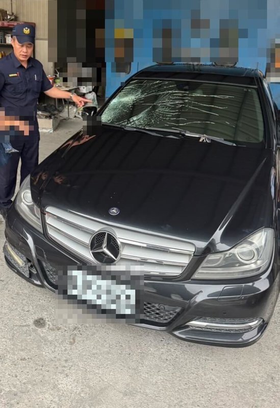 屏東縣來義鄉公所曹姓清潔隊長，11日晚間開車行經萬巒鄉新榮路段，撞上一名單車騎士後疑肇逃，警方循線追查到肇事車輛。（內埔警方局提供）中央社記者李卉婷傳真　115年6月12日
