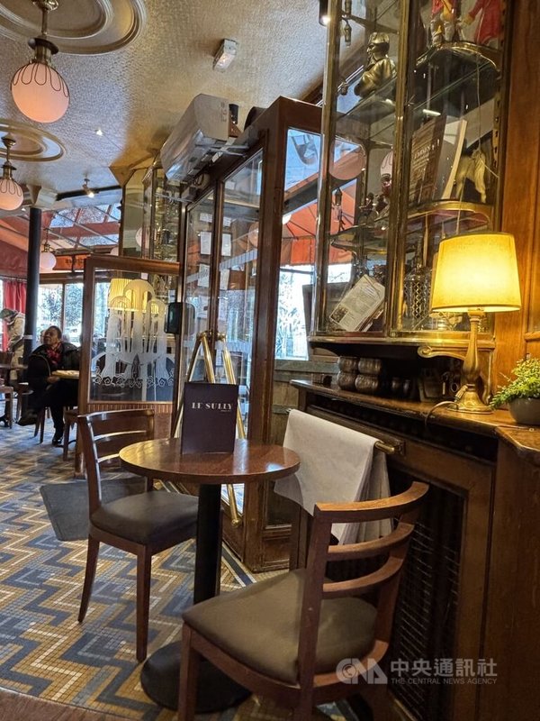 巴黎第4區小酒館Le Sully位於塞納河畔,離聖母院和瑪黑區都很近,自1917年以來一直由魏達爾家族經營,如今傳到第4代。中央社記者曾依璇巴黎攝 115年6月12日
