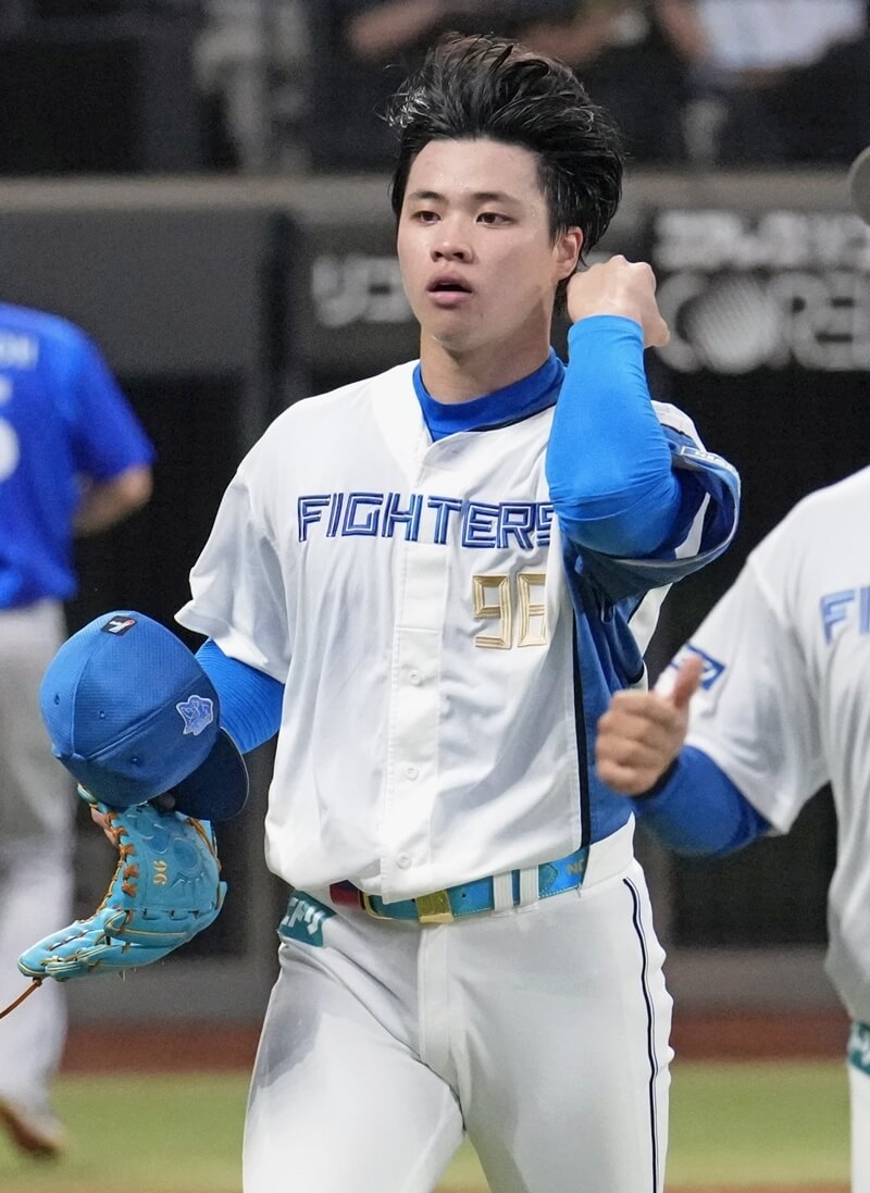 日職北海道日本火腿鬥士隊台灣投手孫易磊11日先發對橫濱DeNA隊，拿下日職一軍生涯首勝。（共同社）