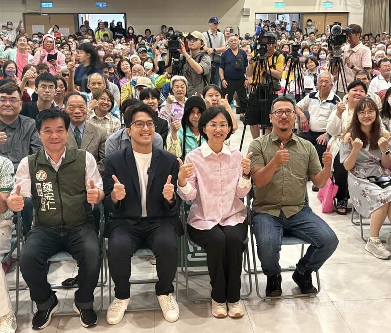 民進黨新北市長參選人蘇巧慧（前右2）12日晚間與同黨台北市長參選人沈伯洋（前左2）一起到新莊為力拚連任的黨籍議員林秉宥（前右）站台造勢。中央社記者曹亞沿攝　115年6月12日