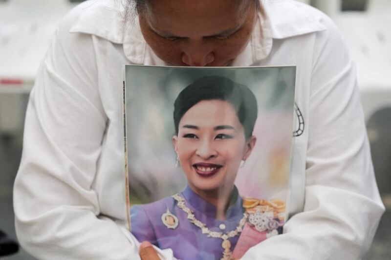 泰國長公主帕差拉吉蒂雅帕在曼谷朱拉隆功紀念醫院逝世，享年47歲。一名民眾12日在醫院外手持公主的照片以示哀悼。（路透社）