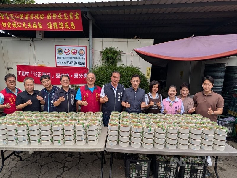 端午節將近，台中市有社福團體結合善心企業13日發送愛心餐盒與粽子給弱勢民眾，立法院副院長江啟臣（右5）、國民黨籍立委羅廷瑋（右）等人也到場支持。中央社記者蘇木春攝　115年6月13日