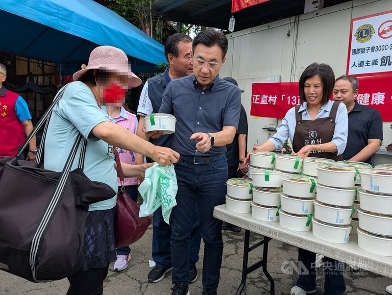 台中地區有社福團體結合善心企業,於13日端午節前發送愛心餐盒與粽子給弱勢民眾,立法院副院長江啟臣(前中)也到場幫忙發放。中央社記者蘇木春攝 115年6月13日