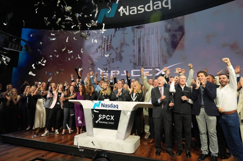 SpaceX股票12日正式掛牌上市,公司員工在美國紐約那斯達克交易所開心慶賀。(美聯社)