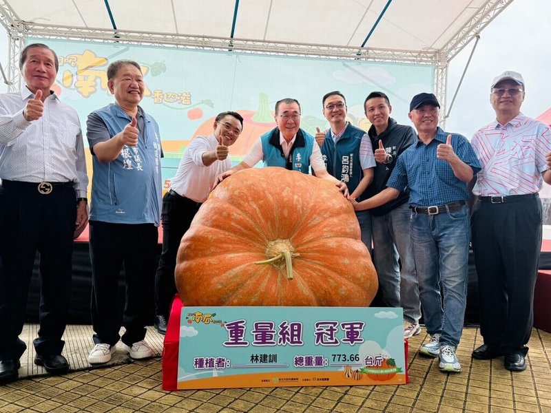 新北市淡水區農會13日在金色水岸廣場舉辦全國大南瓜比賽，國民黨新北市長參選人李四川（右5）到場共襄盛舉，與「重量組」冠軍農友林建訓（右2）等人合影留念。（李四川競選辦公室提供）中央社記者黃旭昇傳真　115年6月13日