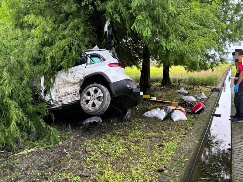 宜蘭市美宜路與環市東路3段路口13日發生一輛自小客車自撞車禍，車內5人受困，消防局獲報隨即派遣人車馳援，整起事故造成1死4傷，肇事原因仍待調查釐清。（讀者提供）中央社記者沈如峰宜蘭縣傳真　115年6月13日
