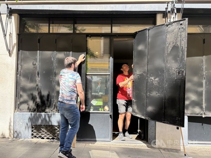 七大工業國集團(G7)峰會15日在法國艾維安舉行,鄰近艾維安的日內瓦市區商家擔憂G7峰會暴動事件重演,預先做好防護措施。中央社記者郭芳君日內瓦攝 115年6月13日