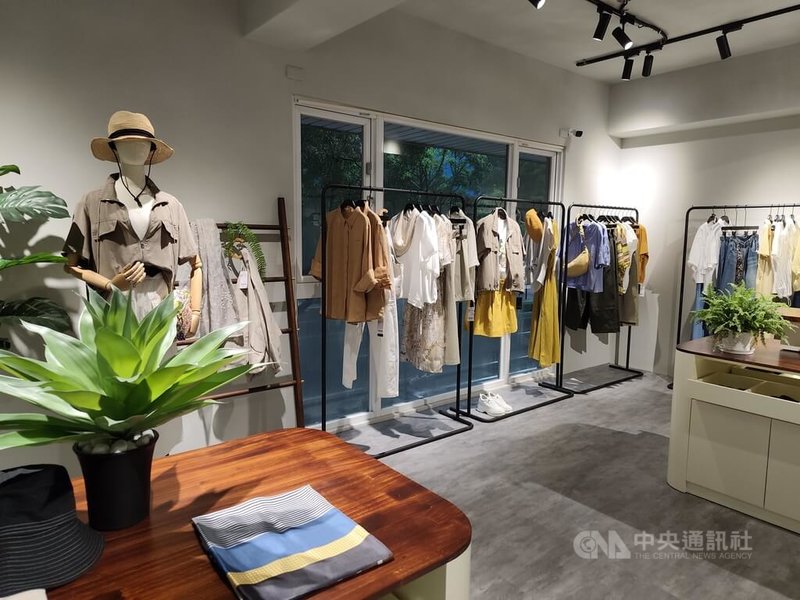 奇威50週年，在林口開出首家「奇威花園」林口旗艦店，以女性服飾為核心，並導入人寵親子裝、寵物食品與生活用品。中央社記者何秀玲攝　115年6月13日