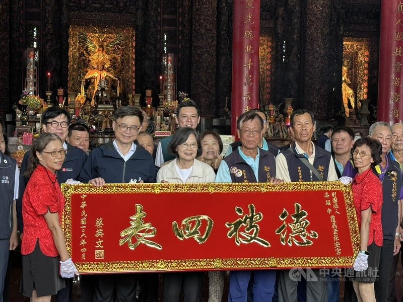 前總統蔡英文(前中)13日一早南下高雄參加多場活動,也到三民區覆鼎金保安宮參香祈福,並致贈匾額給廟方。中央社記者林巧璉攝 115年6月13日