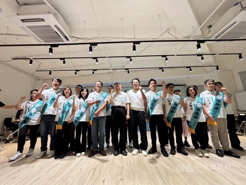 台灣民眾黨13日舉辦「民眾新竹隊」誓師大會，黨主席黃國昌（前右5）與創黨主席柯文哲（前右6）同台出席，為新竹地區參選人披上競選背帶，盼爭取民眾支持，也同步發表政策願景。中央社記者郭宣彣攝　115年6月13日