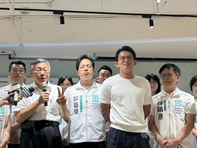 民眾黨13日舉辦「民眾新竹隊」誓師大會，創黨主席柯文哲（前左）出席與會，針對日前選罷法三讀修正遭指是為特定人士打造高虹安條款一事表示，6個月以下刑期本就屬於2年以下刑期範圍，修法是正常邏輯。中央社記者郭宣彣攝　115年6月13日
