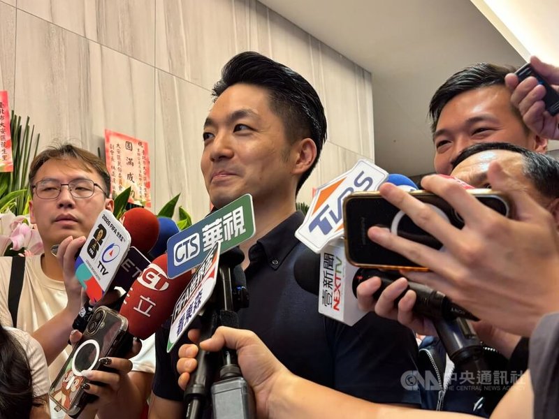 北捷信義線東延段因尚未取得消防核可文件遭交通部拒絕履勘,台北市長蔣萬安(中)13日受訪時強調,確保一切符合安全規定後才會通車。中央社記者陳昱婷攝 115年6月13日