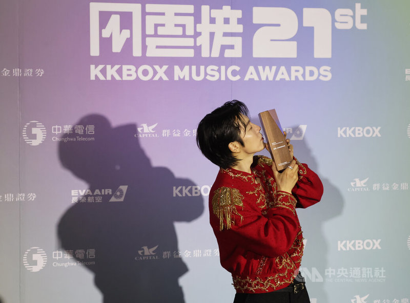第21屆KKBOX風雲榜演唱會13日晚間在台北小巨蛋舉行，韓團SUPER JUNIOR成員東海（圖）擔任本屆海外風雲大使，演出後捧著獎座輕吻。中央社記者趙世勳攝　115年6月13日