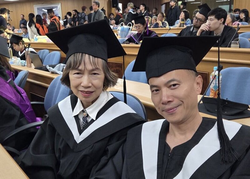 華梵大學第33屆畢業典禮13日舉行，現場不少熟齡畢業生引發關注，包含70歲的美術與文創學系畢業生闕致富（左）與年近60歲的羅澤華（右）等。（華梵大學提供）中央社記者陳至中傳真　115年6月13日